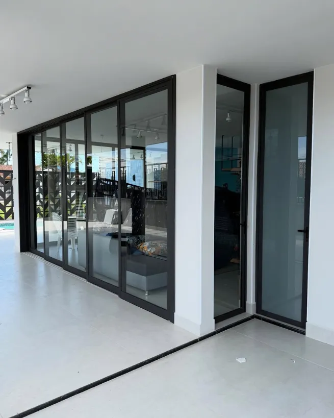 Portas de vidro em Cotia - acabamento limpo em porta de vidro